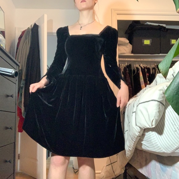 Black velvet gothic 70s Victorian square neck puff sleeve A-line midi dress - Picture 3 of 7